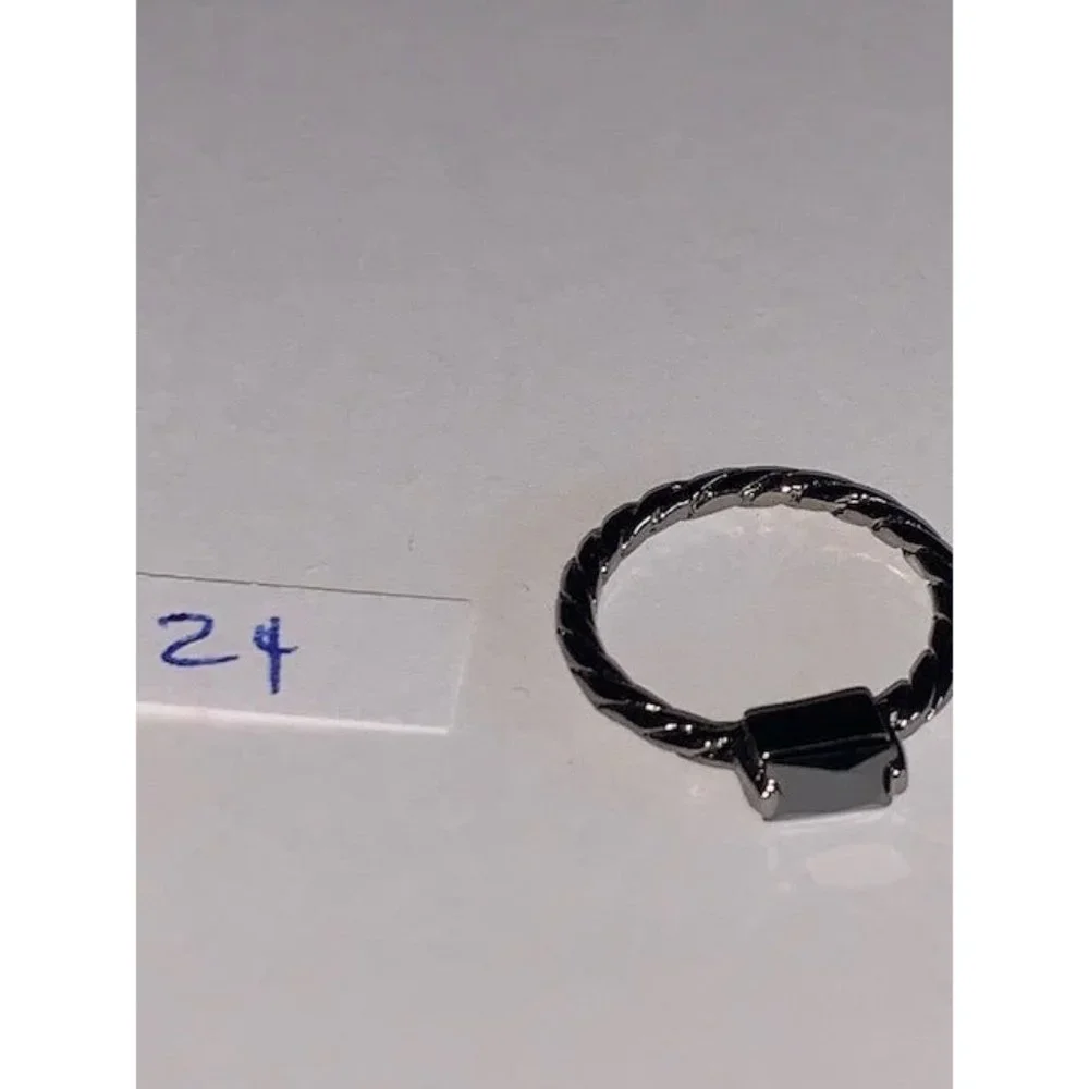 Beautiful ring Silver tone ring size 5 - Picture 4 of 5